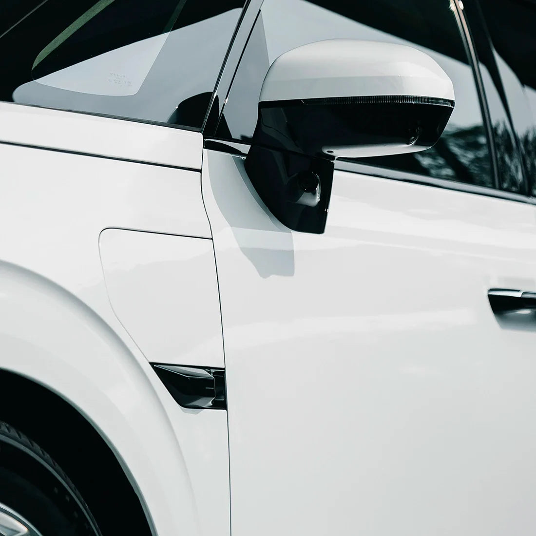 MPV side mirror in High Gloss White Vinyl Wrap