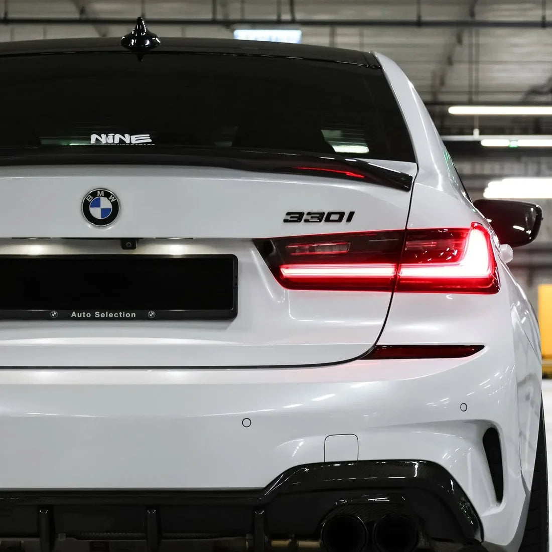 White Pearl Glitter Gloss BMW 3 Series showcasing its glossy finish.