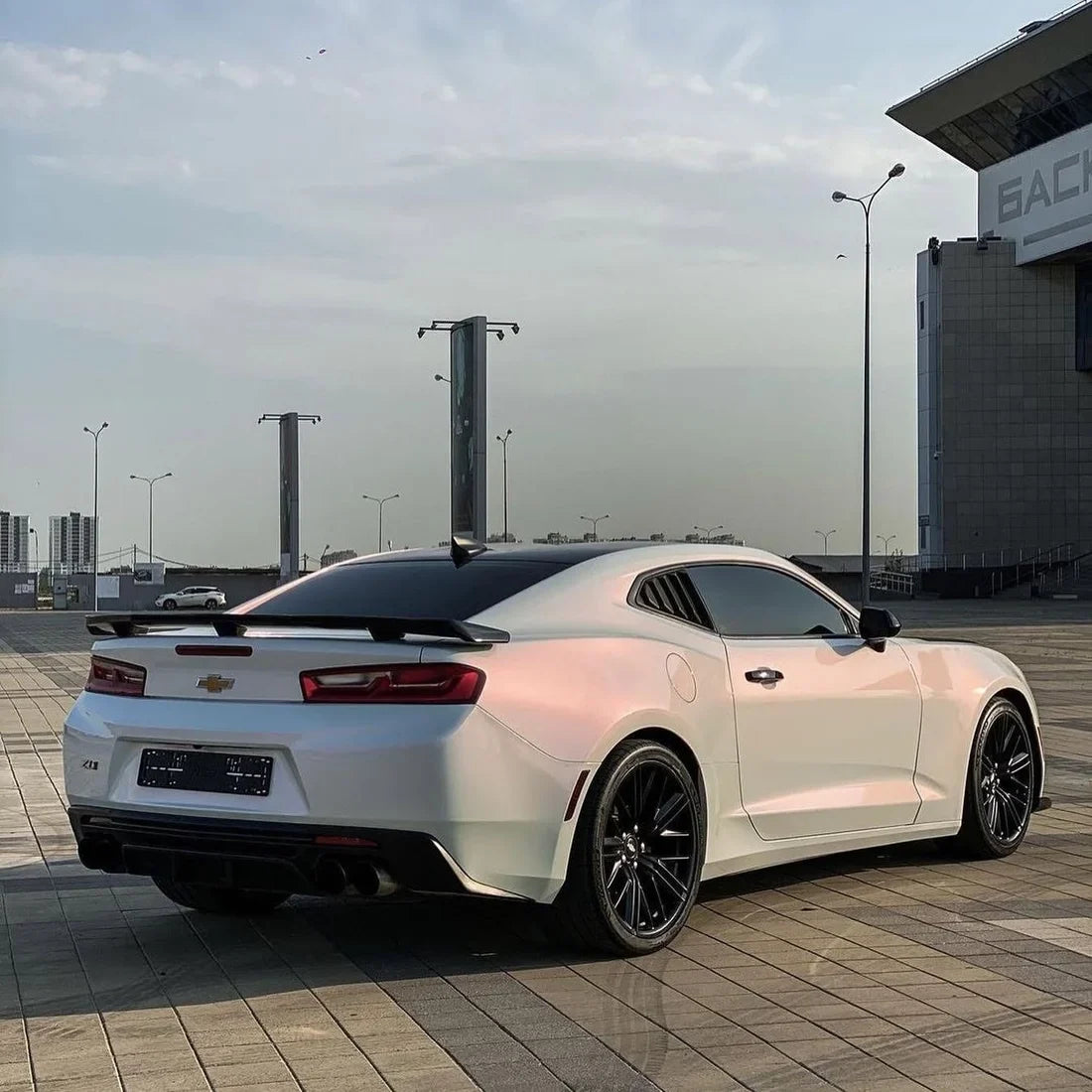 High-Gloss Chameleon Creamrose Pearl Vinyl Wrap in sunlight