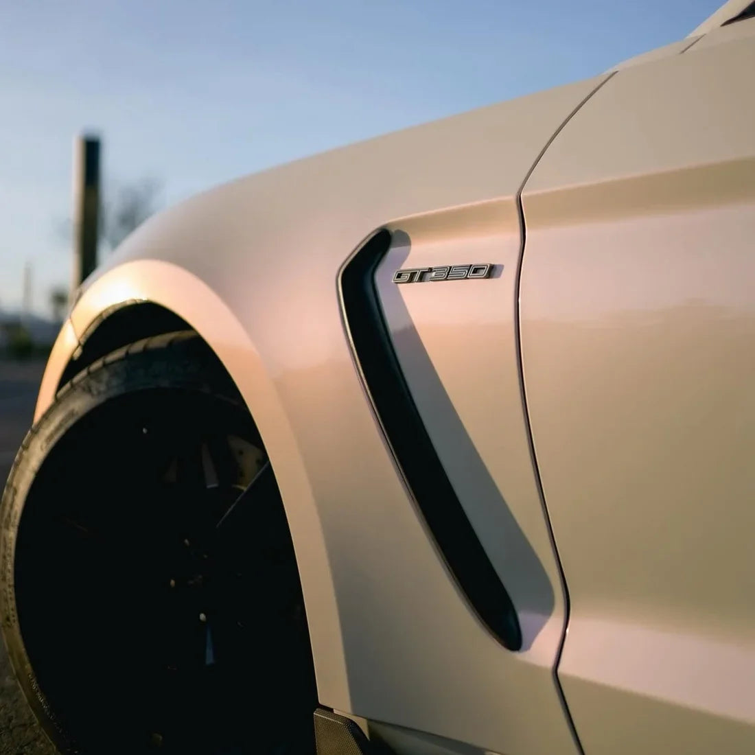 High-Gloss Chameleon Creamrose Pearl Vinyl Wrap mustang side
