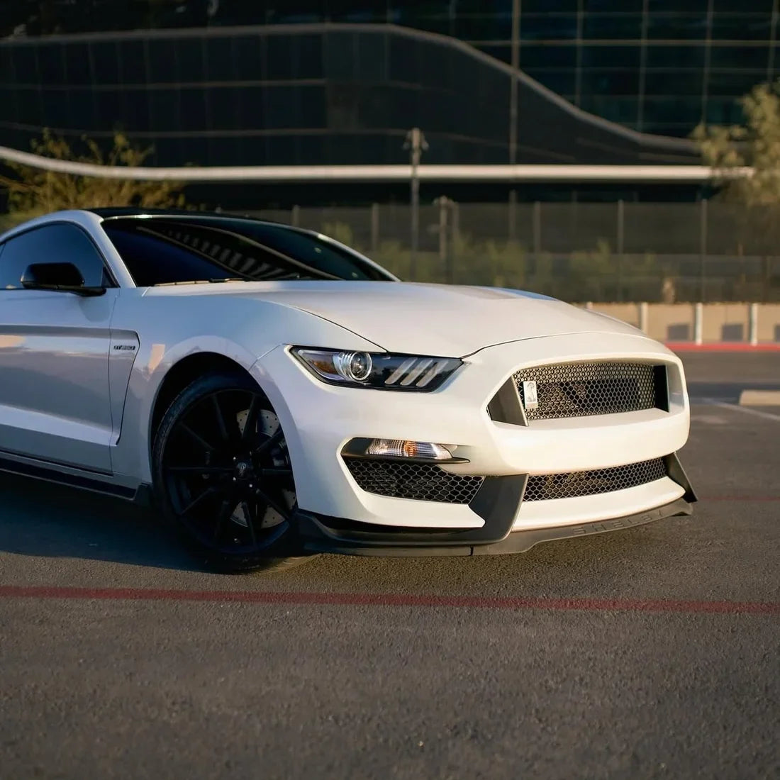 High-Gloss Chameleon Creamrose Pearl Vinyl Wrap mustang in sunlight